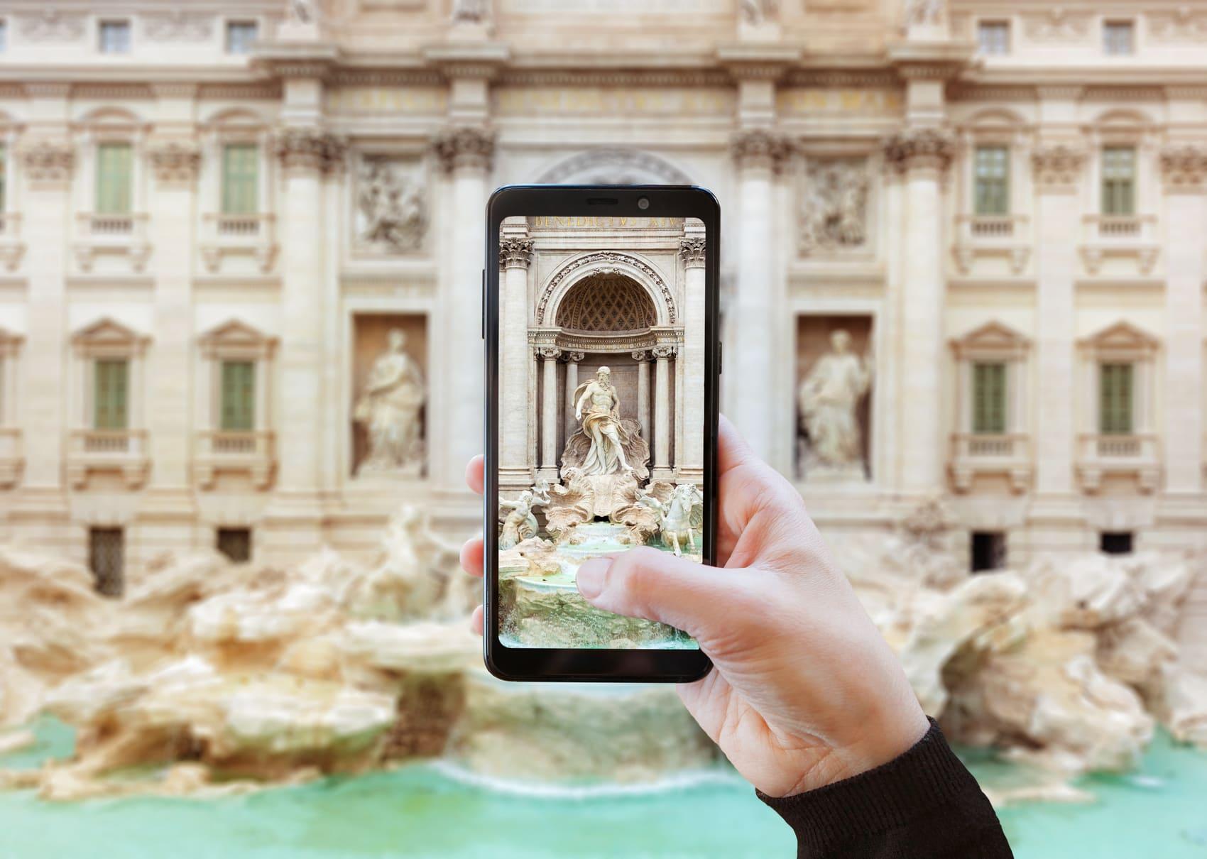 Del Papel a la Pantalla: Guías Interactivas que Cautivan en Cada Sala